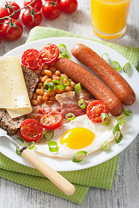 英文早餐和煎鸡蛋香肠培根西红柿豆图片