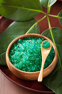用于健康水浴的绿草药盐图片