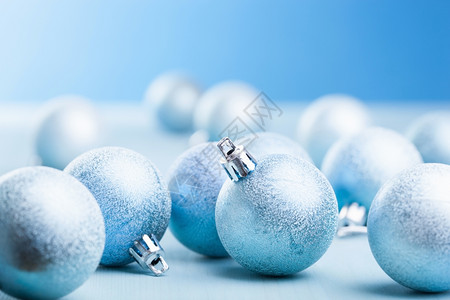 蓝色圣诞节球装饰图片