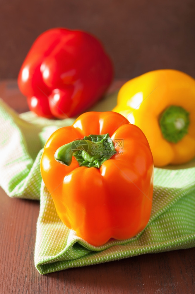 生锈背景的健康蔬菜彩色胡椒图片