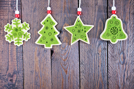木制桌上树的圣诞装饰图片