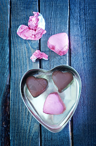 木板上的爱心巧克力背景图片