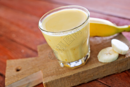 玻璃杯里的香蕉酸奶图片