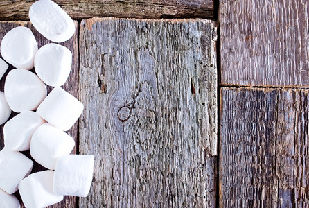 木制桌上的白色棉花糖新鲜甜的棉花糖图片