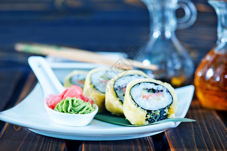 寿司在盘子上和桌图片