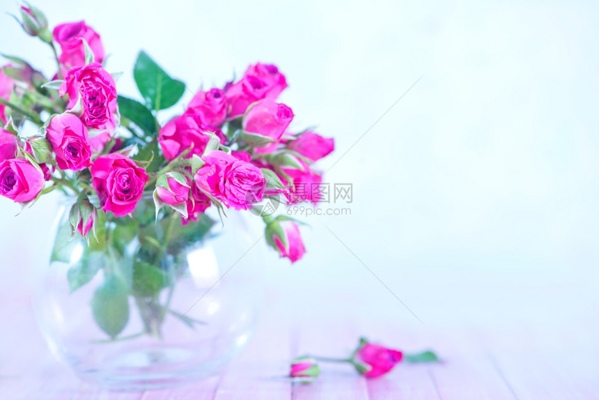 花中的朵和桌子上图片