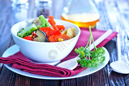 设宴蔬菜在碗里桌边背景