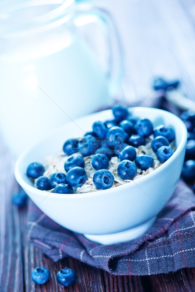 白碗中的蓝莓燕麦片图片