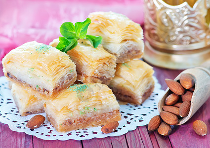 蜂蜜杏仁糖Baklava土耳其在金属板和桌子上的甜点背景