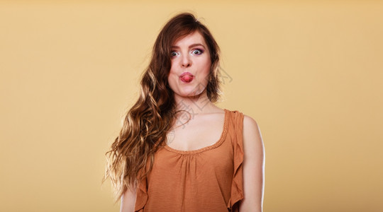女人玩得开心做傻脸口舌工作室拍摄在黄色图片