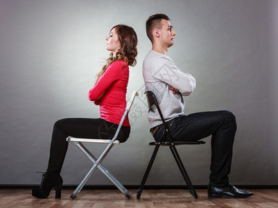 男女意见不一夫妻在争吵后坐椅子背对上女人高清图片素材