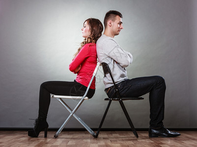 男女意见不一夫妻在争吵后坐椅子背对上女朋友高清图片素材