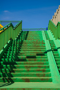 绿色混凝土楼梯在阳光明媚的白天有扶手栏杆建筑城市景象有扶手栏杆图片
