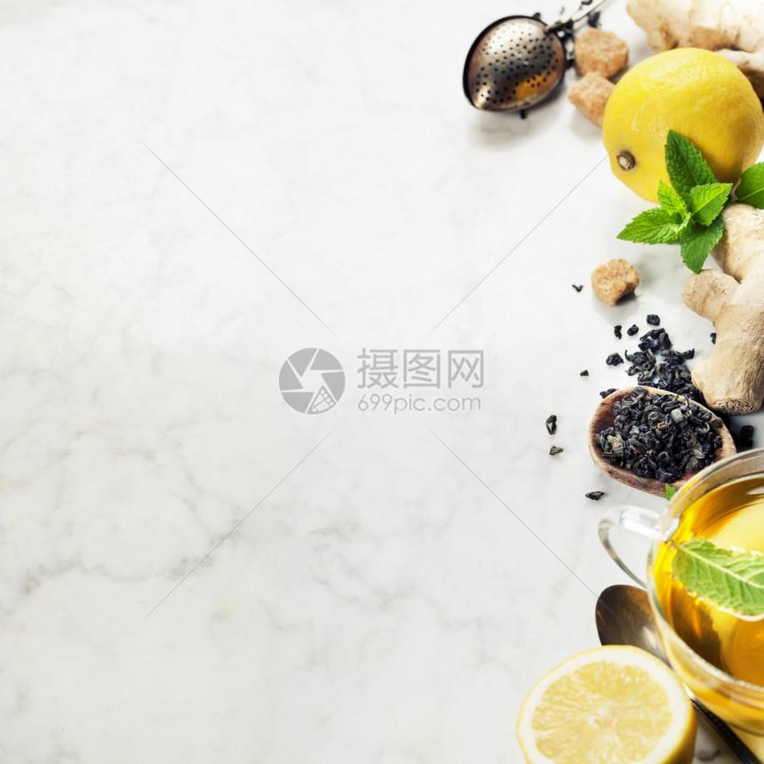 大理石背景上含薄荷姜和柠檬的茶图片