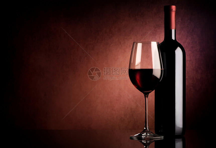 瓶装红酒和杯图片