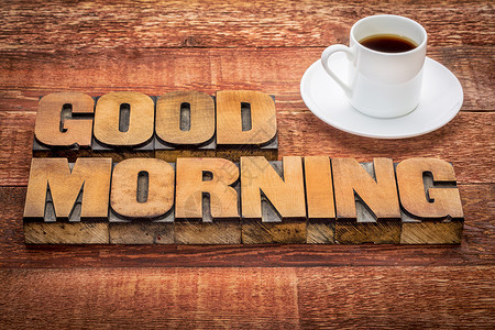 早上好印刷文字用古旧的纸质印刷木制文字用一杯咖啡在生锈的谷仓木板上背景图片