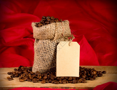 一袋咖啡红背景白标签背景图片