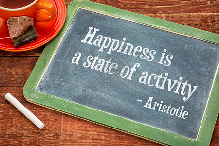 是一种态度幸福是一种活动状态亚里士多德的引语在黑板上用粉笔和茶杯的激励词背景