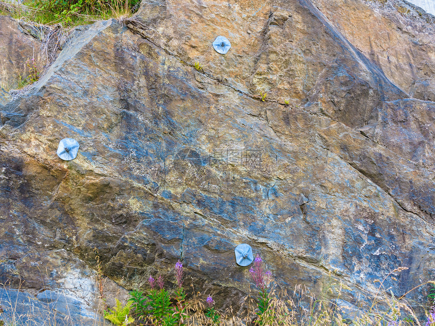 具有建筑钢铁的坚固自然岩石用于保护滑坡山图片
