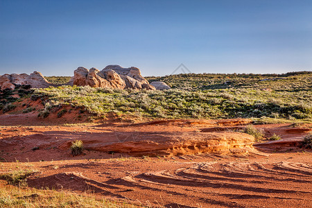 拉莱米附近科罗拉多和怀俄明边境沙溪纪念碑的红沙石形成和草原图片