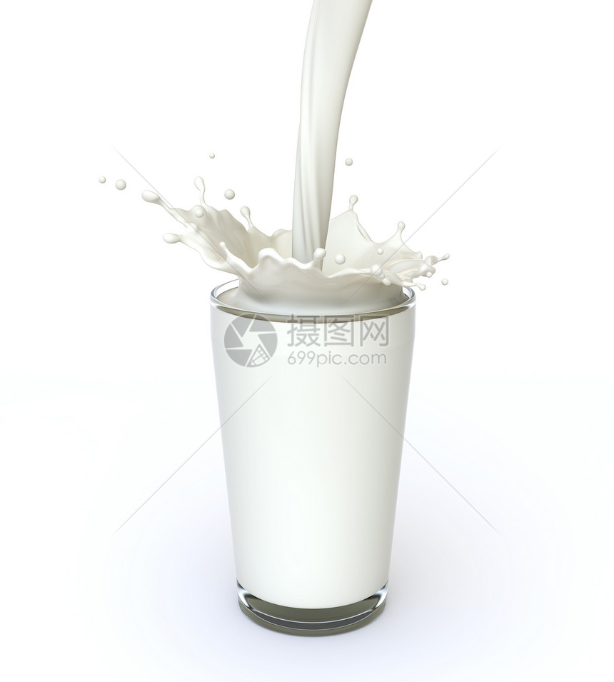将牛奶倒在玻璃中隔着白色图片