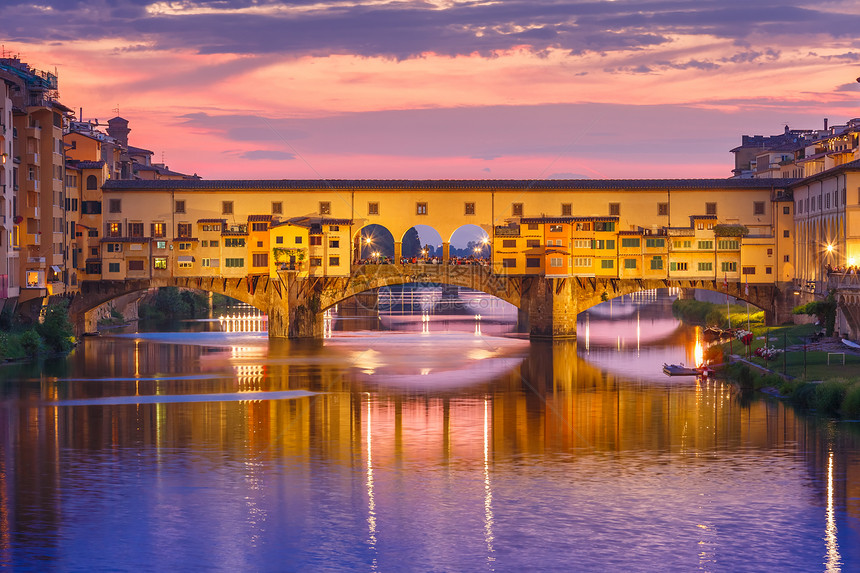 亚诺河和著名的桥PonteVecchio日落时从意大利托斯卡纳佛罗伦萨的AlleGrazieVecchio图片