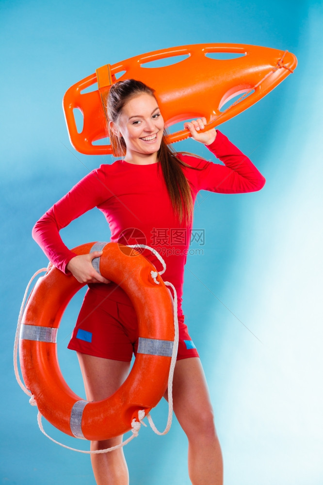 事故预防和水救年轻女在值勤时微笑的女救生员将设备放在蓝色上图片