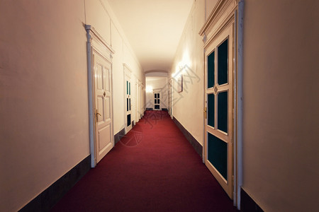 在两侧有房间入口的旅馆走廊内背景图片