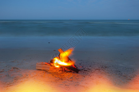 海滩着火了背景图片