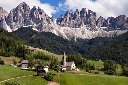 圣马格达莱纳村ValdiFunes多洛米人阿尔卑斯意大利欧洲背景图片
