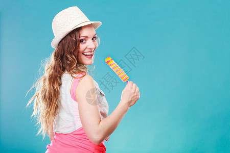 年轻女模特正在吃冰棍图片