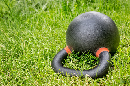 关于后院绿草的重铁竞争户外健身概念图片