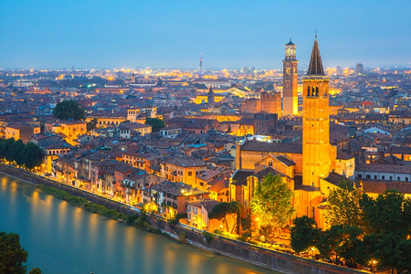 苦与乐意大利PiazzaleCastelSanPietro观看的Verona天线与阿迪埃河圣纳斯塔西亚教堂和TorredeiLambe背景