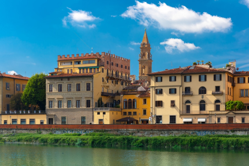 佛罗伦萨Arno河的QuayBellTowerBasilicadiSantoSpirno背景意大利托斯卡纳图片