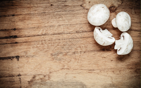 蔬菜食品新鲜的白色蘑菇木制厨房桌上的冠军高清图片