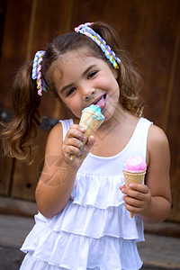 女孩有两部分冰淇淋满意的小脸孔甜的高清图片素材