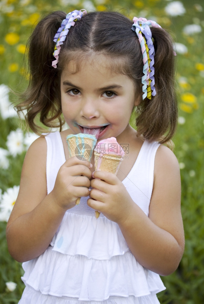 女孩有两部分冰淇淋满意的小脸孔图片