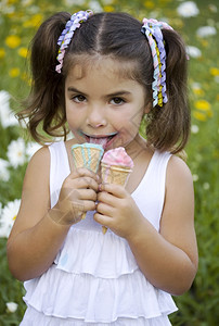 女孩有两部分冰淇淋满意的小脸孔寒冷的高清图片素材