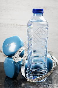 配有哑铃和瓶装水的适合概念图片