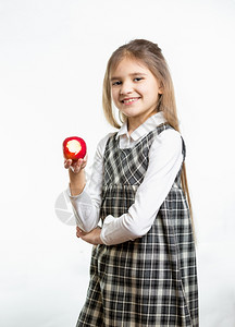 穿着校服手里拿着红苹果的快乐女孩图片