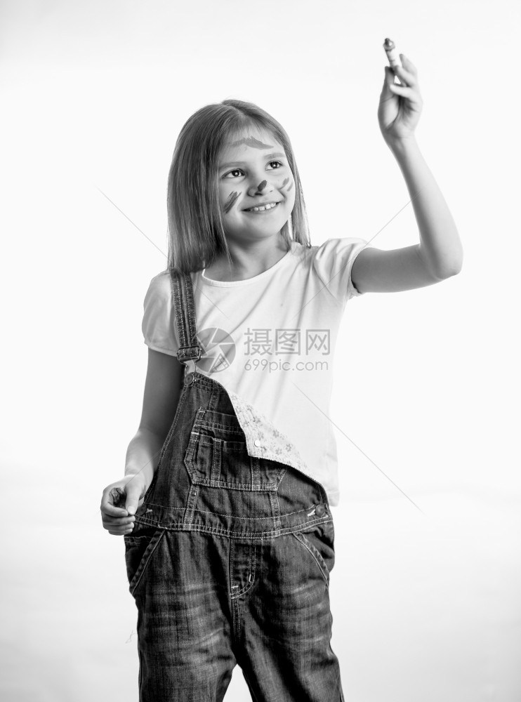 微笑的小女孩用油漆管画的单色肖像图片