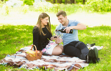 在公园野餐时喝红酒女人高清图片素材