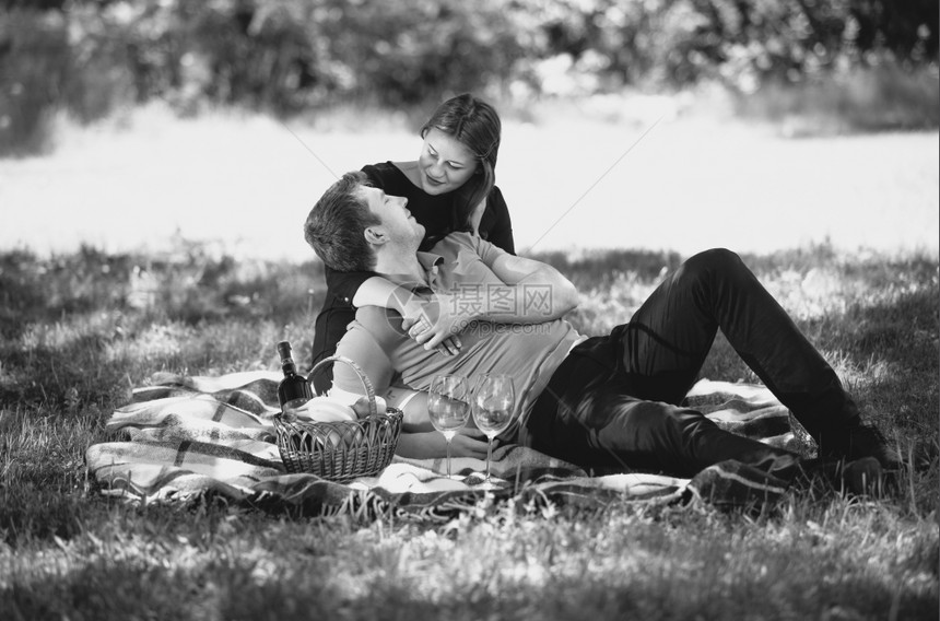 在公园野餐的浪漫情侣黑白画像图片