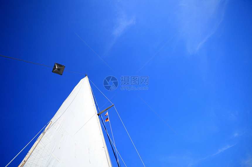 一艘帆船在蓝天空上的白帆图片