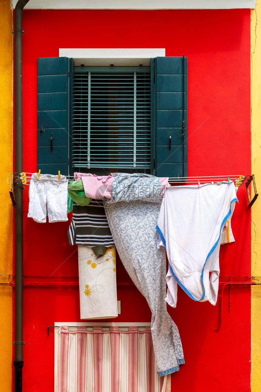 在意大利威尼斯著名的布拉诺岛挂绳上洗衣服红墙图片
