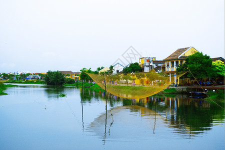 越南广贺安海河上的渔网图片