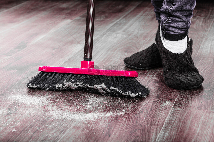 清洁家务概念关闭扫帚和女脚清洁工扫木地板图片