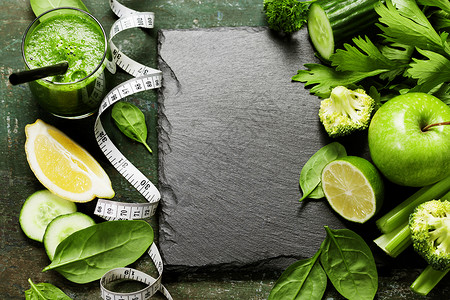 新鲜绿色蔬菜和古老背景的冰沙戒毒饮食或健康品概念图片