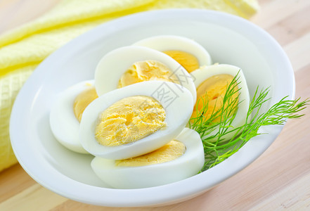 白瓷碗里煮熟的鸡蛋背景图片