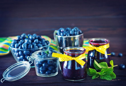 蓝莓果酱在玻璃库和一张桌子上图片